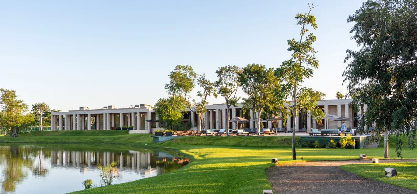 Edificios residenciales de Cabo Norte junto a la laguna, en Mérida